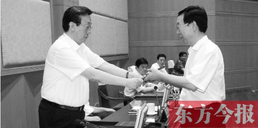 省人大常委會主任郭庚茂向有關被任命人員頒發(fā)了任命書。圖為新任省發(fā)改委主任孫廷喜在接受任命書