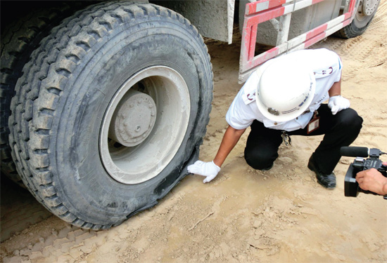 8月3日，棉紡路與六廠前街交叉口附近一輛水泥罐車(chē)突然爆胎，路邊一輛電動(dòng)車(chē)被沖擊波震翻報(bào)廢