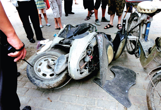 8月3日，棉紡路與六廠前街交叉口附近一輛水泥罐車(chē)突然爆胎，路邊一輛電動(dòng)車(chē)被沖擊波震翻報(bào)廢