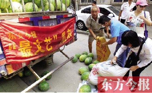 昨日，得知“最文藝瓜農(nóng)”祁老漢（左一）被困，市民紛紛購愛心瓜