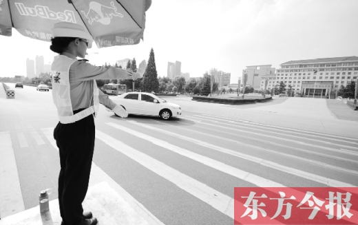 昨日，駐馬店市開源大道，女交警冒高溫指揮交通
