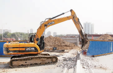 南陽路、北環(huán)快速路立交橋將進行封閉施工，圖為工人正在拆除隔離欄