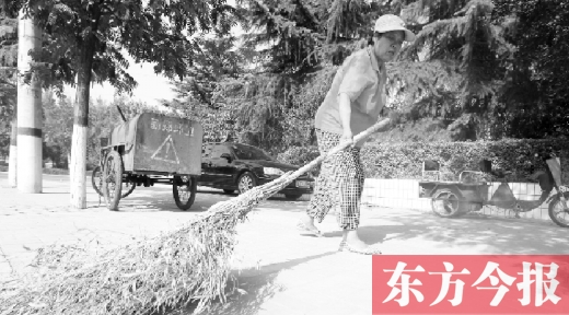 昨天下午4點，新鄭市溱水路，64歲的陳明花正在打掃衛(wèi)生，這一段曾是靳春波負責的路段
