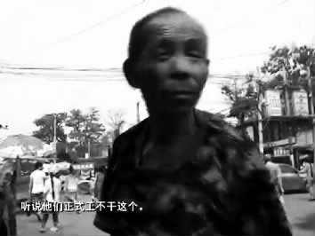 視頻中的男子面對(duì)鏡頭發(fā)泄心中的不滿：不合理，明擺著剝削人