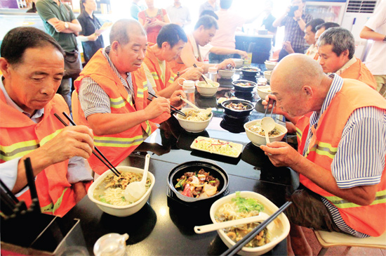 8月18日中午，鄭州市商城路一家飯店邀請(qǐng)33位一線環(huán)衛(wèi)工免費(fèi)吃頓飯