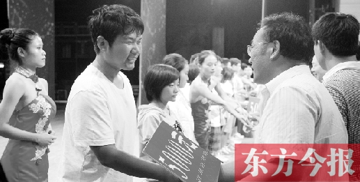8月25日，河南電視臺(tái)8號(hào)演播廳，寒門學(xué)子每人拿到了5000元助學(xué)金