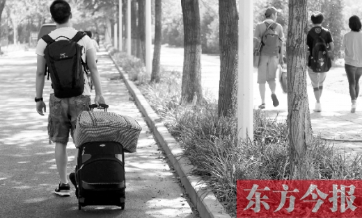 滿載著家人的希望，沿著學(xué)校的路標(biāo)，鄭州大學(xué)新生入學(xué)了，一位新生自己帶著行李來報(bào)到