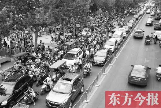鄭州市城東路上，因?yàn)楦浇鼉伤W(xué)開(kāi)學(xué)，造成交通大擁堵