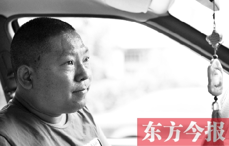 鄧太和帶父親去看病，兩天都沒(méi)打開過(guò)出租車后備廂