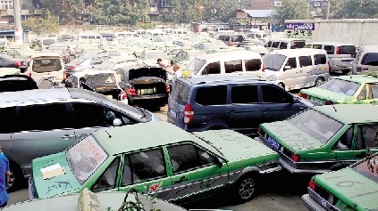 國慶期間，鄭州市客運(yùn)管理處查處的大批非法營運(yùn)車輛