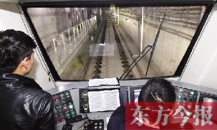 為了地鐵一號(hào)線在年底按期投入試運(yùn)營，大家正在緊張調(diào)試