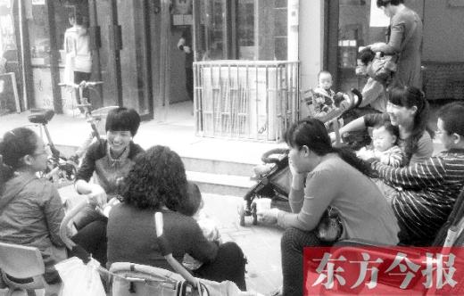 鄭州未來路附近的一家小兒推拿店，等待為孩子做推拿的家長在門口排起了隊(duì)