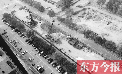 鄭州市隴?？焖俾方ㄔO(shè)已經(jīng)開(kāi)工，昆侖路與華山路之間的道路已經(jīng)封閉