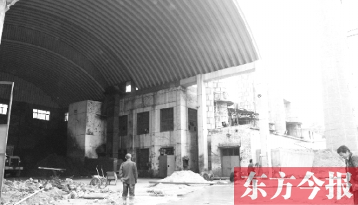 黃委會(huì)燃煤鍋爐房里幾臺(tái)機(jī)器正“整裝待發(fā)”，大煙囪拆除難