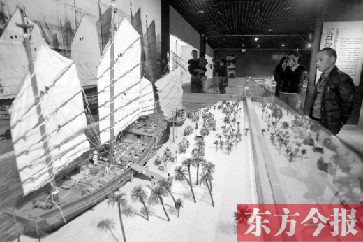 10月19日，大海的方向——西沙華光礁一號沉船寶藏展在省博物院舉行。圖為一位市民在觀看當時（宋朝）工