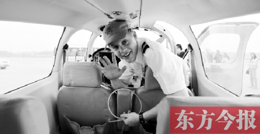 “歡呼”降落鄭州國際機(jī)場，杰克透過舷窗向人們打招呼
