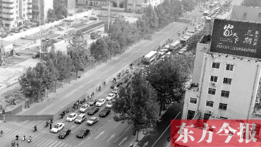 圍擋設置首日，人們騎車緩慢通行