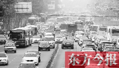 昨日下午4點，在花園路與黃河路口附近，車堵成了“一鍋粥”