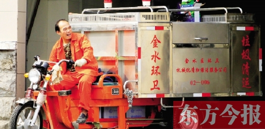 鄭州市金水區(qū)新添置的全封閉電動(dòng)垃圾清運(yùn)車，既實(shí)用又美觀