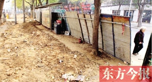 鄭州市紅專路與政七街交叉口，一工地“圍而不動(dòng)”，步行者只好擇路而行