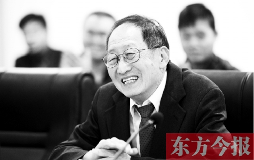 10月24日，美籍華人、諾貝爾物理學(xué)獎(jiǎng)獲得者崔琦先生來鄭訪問