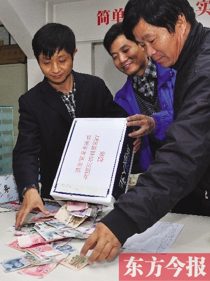 11月2日，鄭州眾多出租車司機為成都身患重病的的哥鄺德生募捐
