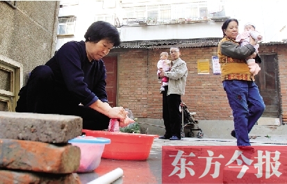 停水期間，一個水龍頭，12戶居民交替使用