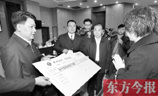 11月5日，省高院院長張立勇（左三）與最高法院執(zhí)行局局長劉貴祥（左一）一起將執(zhí)行款發(fā)放到當(dāng)事人手中