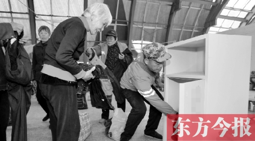 11月5日，孫德坤把棉衣送到今報的一處“愛有所衣”站點(diǎn)