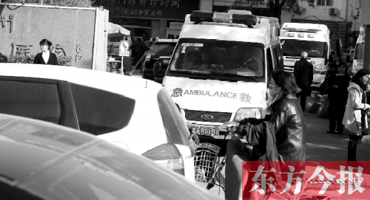 馬路上的機動車越來越多，臨著大路鄭州市第一人民醫(yī)院門口，出急診的救護車常常遭遇堵車