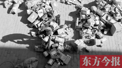 “雙十一”后，快遞員忙著送包裹，連水也不敢喝