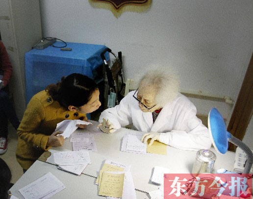昨日，97歲的“醫(yī)生奶奶”胡佩蘭在給患者看病