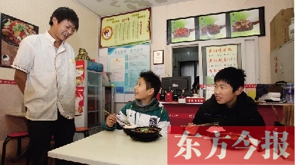 11月30日，鄭州市81中的兩位學(xué)生用勞動(dòng)為自己掙了一頓中午飯，心里很高興