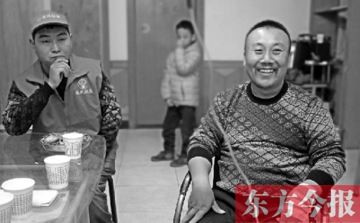 12月2日，“豫殘聯(lián)盟”辦公室里，袁海軍打著點(diǎn)滴與殘疾人朋友們探討著接下來的公益事業(yè)