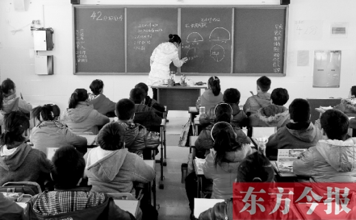 一位老師在給學(xué)生們上課。近日，教育部發(fā)布規(guī)定，再次強(qiáng)調(diào)“師德紅線”