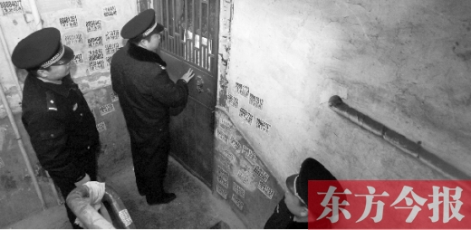 12月3日，鄭州市隴海路。執(zhí)法人員欲進入一戶未辦狗證的居民家中，強行將狗帶走