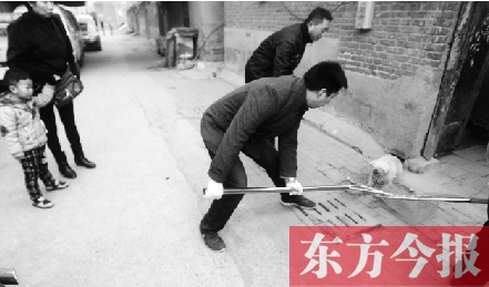 12月3日，鄭州市隴海路。執(zhí)法人員對一只“辦了證卻不系繩”的狗進行捕捉