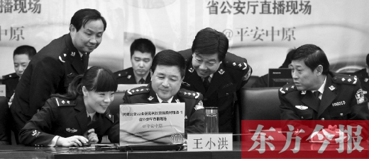 省公安廳廳長王小洪（中）和微博網(wǎng)友在進(jìn)行交談，發(fā)現(xiàn)問題現(xiàn)場馬上解決