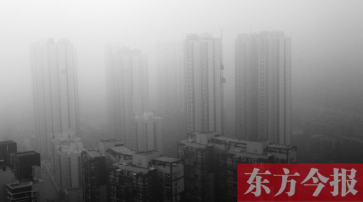 昨天早上，鄭州氣象臺發(fā)布大霧紅色預(yù)警，在霧霾籠罩下，鄭州市區(qū)的高樓大廈隱約可見