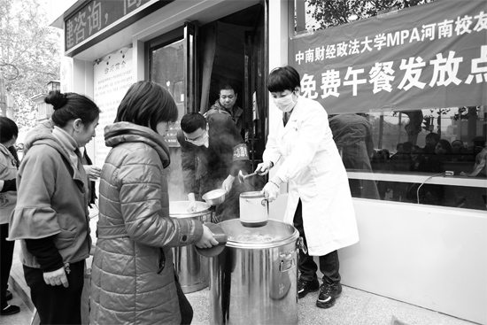 鄭州市經(jīng)一路和緯五路交叉口，免費(fèi)午餐吸引了很多人排隊(duì)