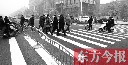 昨日，鄭州市建設(shè)路百花路口，馬路斑馬線被交通護(hù)欄隔斷