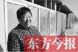 在京水村的臨時(shí)過渡區(qū)內(nèi)，一位大媽在儲(chǔ)存大白菜
