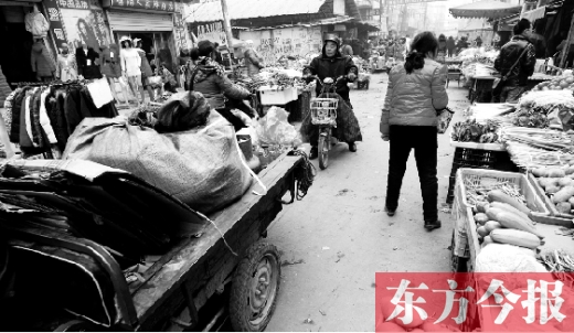 和所有的都市村莊一樣，老鴉陳也充滿著形形色色的人，窄窄的巷子因占道經(jīng)營變得更加狹窄