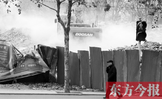 昨日，鄭州市未來路與緯四路交叉口一工地施工不除塵，加重了空氣污染