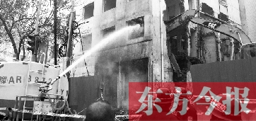 昨天早上8點(diǎn)半，鄭州市農(nóng)業(yè)路一拆遷工地，用兩臺(tái)噴水車噴水除塵，有效地阻止了施工揚(yáng)塵