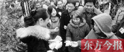 12月8日，鄭州市民排隊(duì)領(lǐng)取地鐵試乘劵。