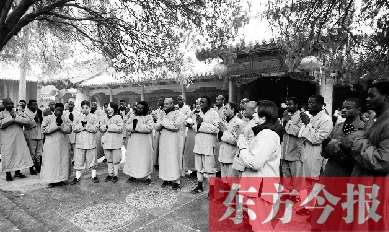 20名非洲洋弟子領(lǐng)取結(jié)業(yè)證書前，虔誠(chéng)聆聽少林寺方丈禪語(yǔ)