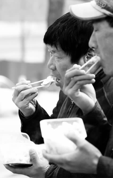 昨天，幾十名網(wǎng)友響應(yīng)王孝力的號(hào)召，送餃子給鄭州市南陽(yáng)路立交橋下的務(wù)工人員