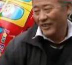 采訪我先買個(gè)氣球吧！大爺霸氣回答