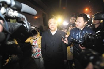 1月15日，重慶，庭審結(jié)束，張貴英的辯護(hù)律師接受媒體采訪。